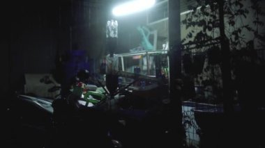 Araba ışıkları ile gece şehirde Güçlü Yağmur