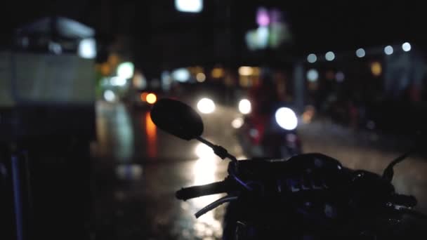 Lluvia fuerte en la ciudad nocturna con luces de coche — Vídeos de Stock