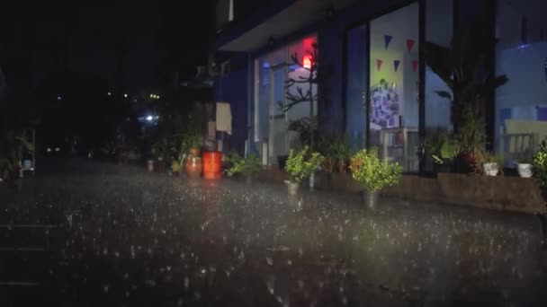 Сильний дощ в нічному місті з автомобільним вогнем — стокове відео
