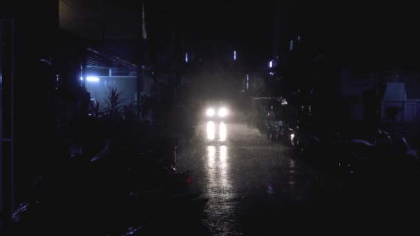 Lluvia fuerte en la ciudad nocturna con luces de coche — Vídeos de Stock