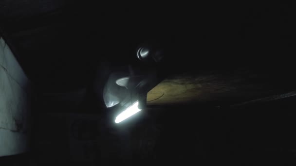 Старая лампа на потолке под дождем темная ночь — стоковое видео