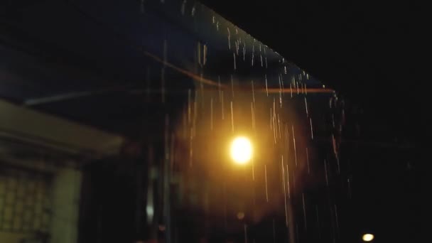 Oude lamp op het plafond in de regen donkere nacht — Stockvideo