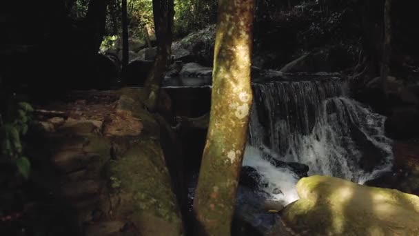 Waterval in de jungles op het eiland Thailand — Stockvideo