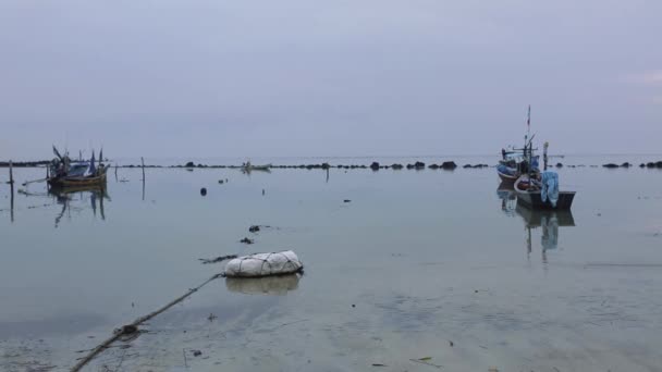 Fishing boats on the Vessel beach in Thailand — Stock Video