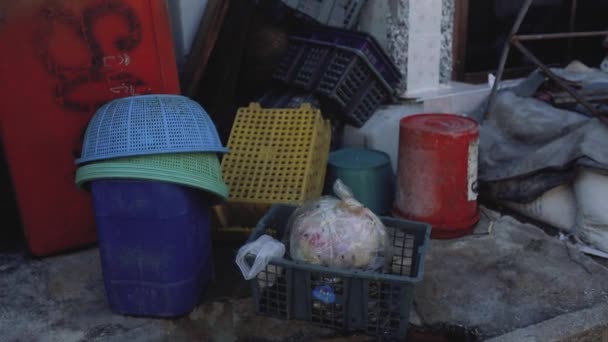 아시아 의 거리에서 쓰레기 파리와 플라스틱 바구니 — 비디오
