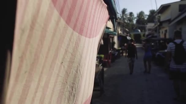 Calle Asia en un día soleado, turistas caminando — Vídeos de Stock