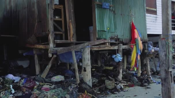 Casas de pobres nas favelas da Ásia junto ao mar — Vídeo de Stock