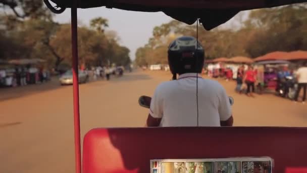 Tuk-Tuk fiets taxirit in Sunny Asia Angkor Wat — Stockvideo