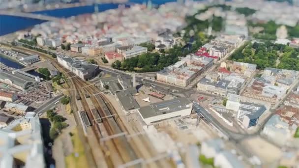 Tiltshift miniaturowy centralny dworzec kolejowy stare miasto Ryga timelapse Road Cars Traffic Bridge Drone timelapse w ruchu — Wideo stockowe