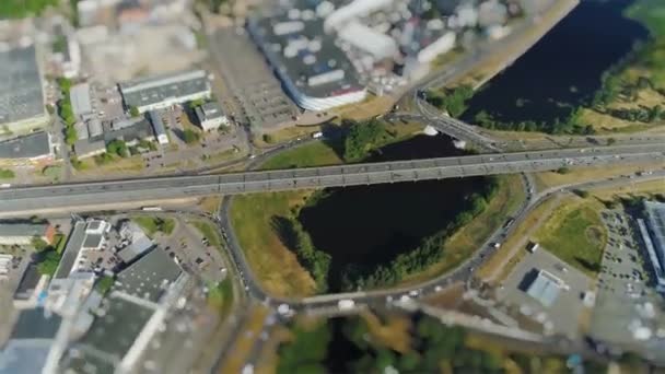 Samochody drogowe dron Traffic Bridge timelapse wiadukt w Rydze miasto miniaturowe w ruchu — Wideo stockowe