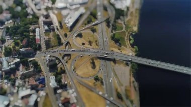 Tiltshift Road arabalar Trafik Köprüsü drone Timelapse Viyadüğü Riga şehir Minyatür hareket