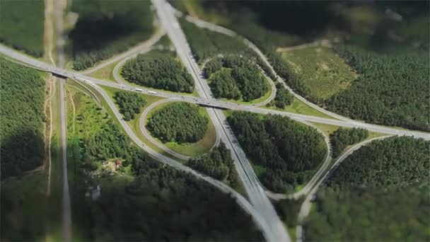 Coches de carretera Puente de tráfico drone Timelapse Viaducto en Letonia Miniatura en movimiento — Vídeos de Stock