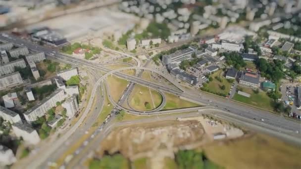 Дорожные вагоны Tiltshift БПЛА Timelapse Viaduct в миниатюре Риги в движении — стоковое видео