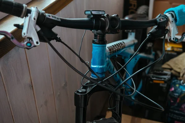 Bicicleta azul en el balcón de madera blanca — Foto de Stock