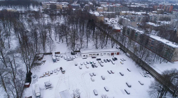 リガ市白い冬の駐車場と町の車 — ストック写真