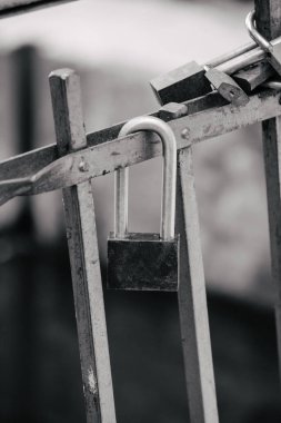 Parkta demir çit üzerinde Kale