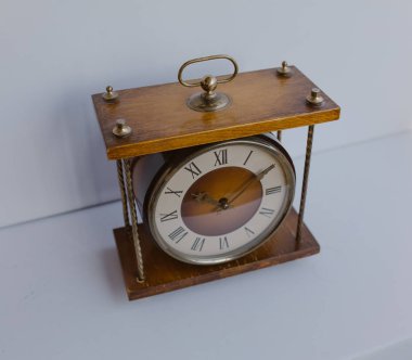 Mekanik sargılı eski sovyet masa saati