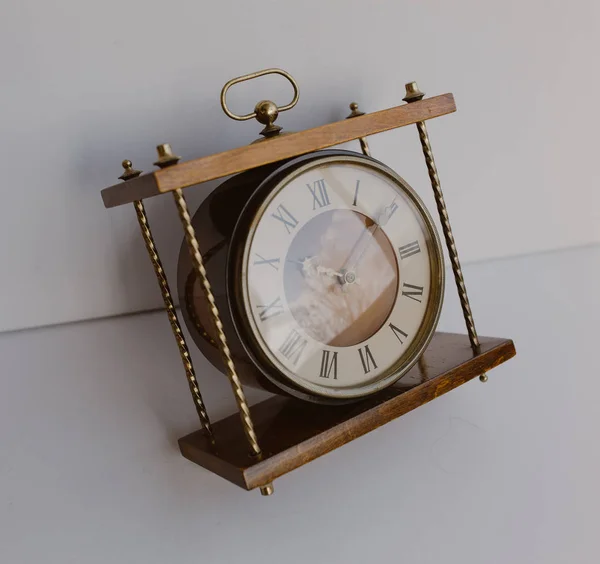 Vecchio orologio da tavolo sovietico con carica meccanica — Foto Stock