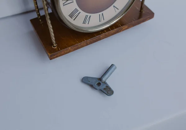 Gammelt sovjetisk bord ur med mekanisk optræk - Stock-foto
