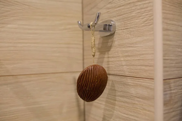 Café savon couleur marron accroché dans la salle de bain — Photo