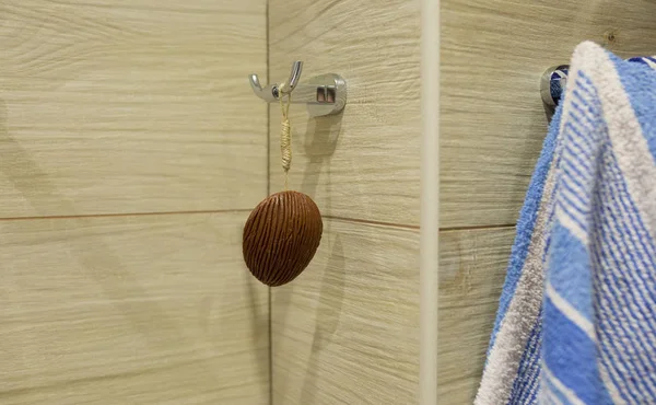 Café savon couleur marron accroché dans la salle de bain — Photo
