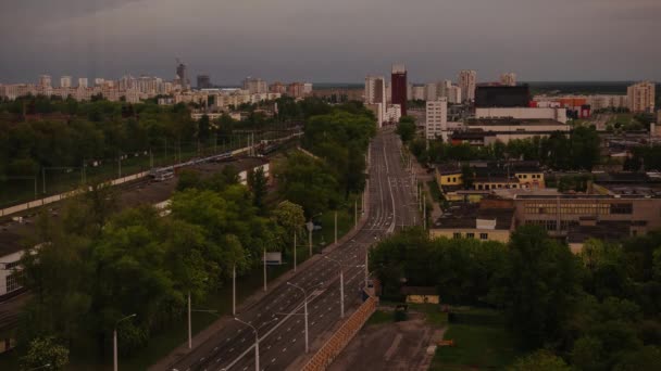 日出在明斯克市延时路汽车交通在桥上 — 图库视频影像