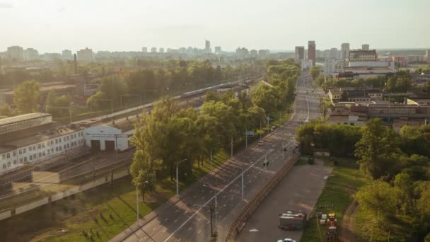 Sunlight Minsk City Timelapse tráfico de coches de carretera en el puente — Vídeo de stock