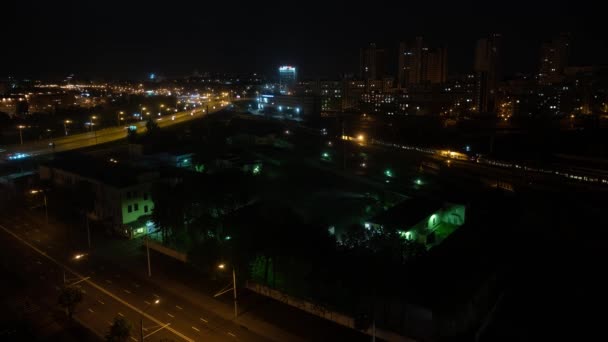 夜ミンスク市タイムラプスロードカーは、橋の上にトラフィック — ストック動画