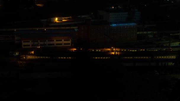 夜间和日出明斯克市延时列车铁路德波站交通和房屋 — 图库视频影像