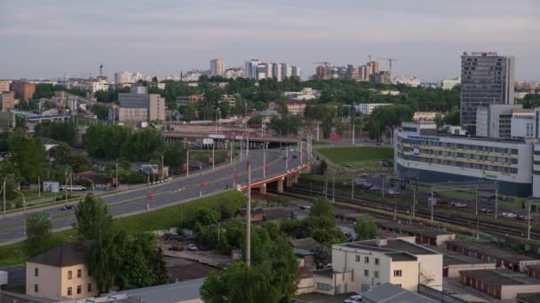 明斯克市延时路汽车在桥上的交通 — 图库视频影像