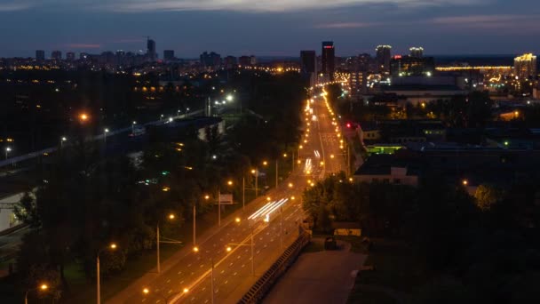 Éjszaka Minsk City TimeLapse közúti autók forgalom a hídon — Stock videók