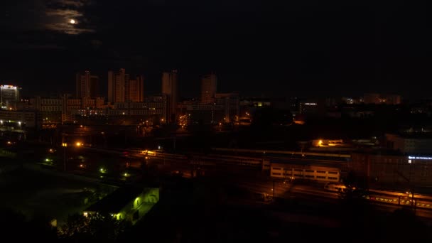 Nuit Minsk Ville Timelapse Trains Gare Depo Trafic ferroviaire et maisons — Video