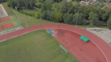 İnsanlar kırmızı stadyum fitness çalıştırmak