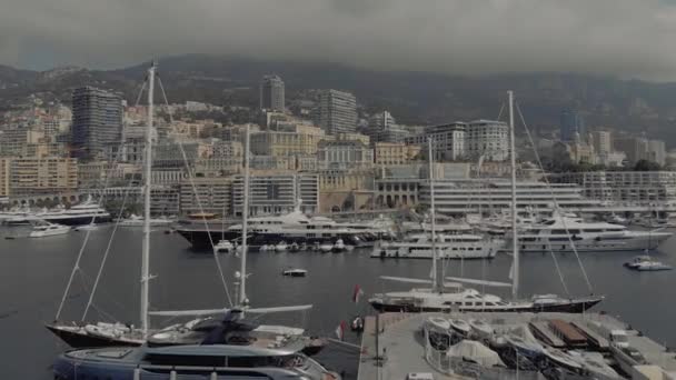 Λιμάνι του Μονακό με γιαχτς και βάρκες του Μόντε Κάρλο πόλη της Γαλλίας με σπίτια και καζίνο — Αρχείο Βίντεο