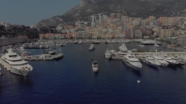 Monacké mořské přístavy s Yahts a loďky města Monte Carlo s domy a kasinem — Stock video