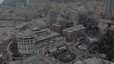 Lüks yahts ve tekneler ile liman yakınında Fransa deniz kasabasında Casino Monte Carlo Monako şehir