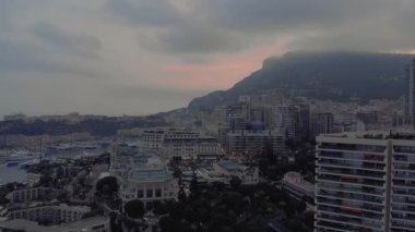 Lüks yahts ve tekneler ile liman yakınında Fransa deniz kasabasında Casino Monte Carlo Monako şehir