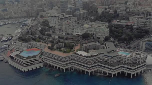 Mónaco ciudad Francia mar ciudad puerto yahts bloque de pisos barcos y casino de Montecarlo — Vídeo de stock