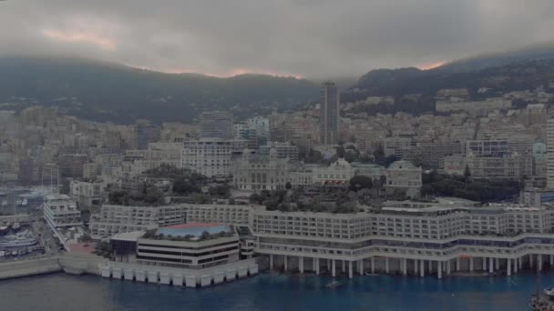 Mónaco ciudad Francia mar ciudad puerto yahts bloque de pisos barcos y casino de Montecarlo — Vídeo de stock