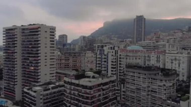 Monte Carlo ve Monako şehir yaz Fransa deniz kasabası 4d drone akşam uçuş