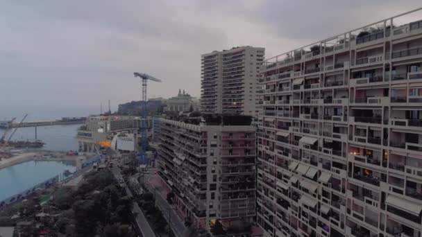 Monte Carlo en Monaco City in de zomer Frankrijk zee stad 4D drone Avondvlucht — Stockvideo