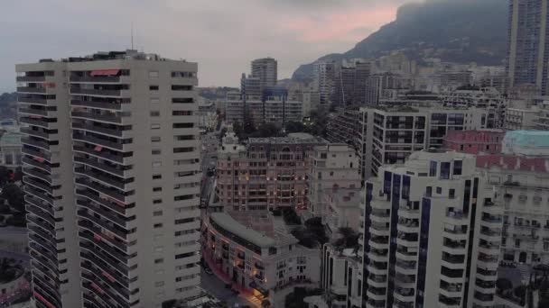 Monte Carlo ve Monako şehir yaz Fransa deniz kasabası 4d drone akşam uçuş — Stok video