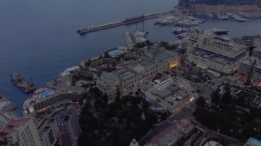 Monte Carlo ve Monako şehir yaz Fransa deniz kasabası 4d drone akşam uçuş