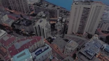 Monte Carlo ve Monako şehir yaz Fransa deniz kasabası 4d drone akşam uçuş