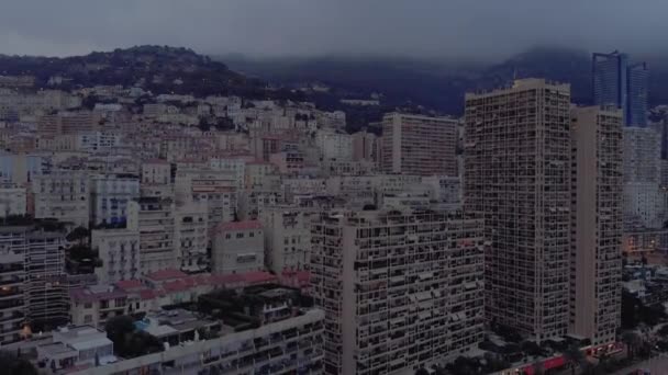 Monte Carlo en Monaco City in de zomer Frankrijk zee stad 4D drone Avondvlucht — Stockvideo