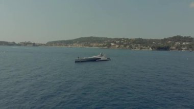 Fransa Monako şehir kenti Monte Carlo Drone uçuş liman yahts deniz daireler kıyılarında mavi denizde güzel yat