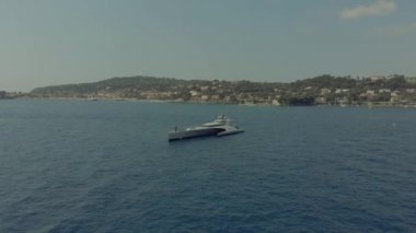 Fransa Monako şehir kenti Monte Carlo Drone uçuş liman yahts deniz daireler kıyılarında mavi denizde güzel yat