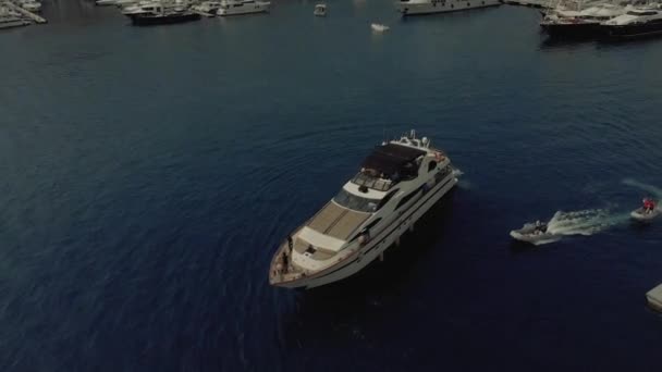 Gyönyörű jacht a kék tenger partjainál Franciaország Monaco város város Monte Carlo drone repülési kikötő yahts tengeri lakások — Stock videók