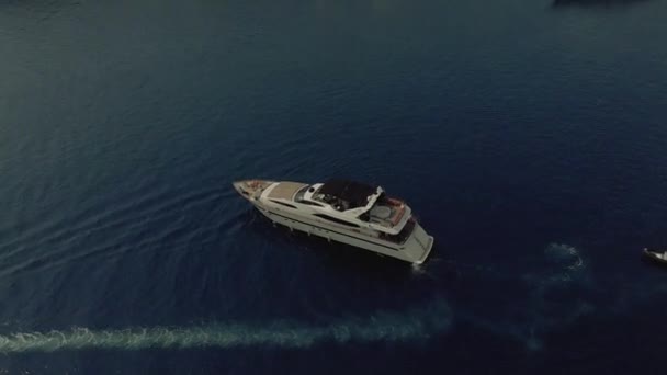 Mooi jacht in de blauwe zee voor de kust van Frankrijk Monaco City Town Monte Carlo drone Flight Port yahts Sea flats — Stockvideo