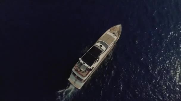 Vacker Yacht i det blå havet utanför Frankrikes kust Monaco City Town Monte Carlo Drone Flight port yahts Sea Flats — Stockvideo